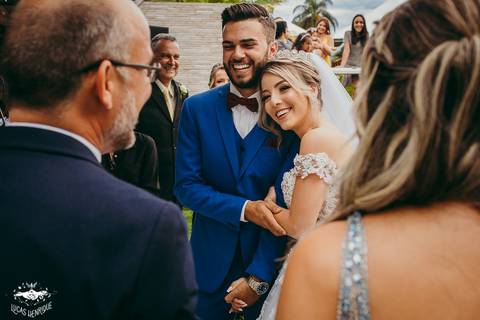 NOIVOS SORRINDO NO CASAMENTO'