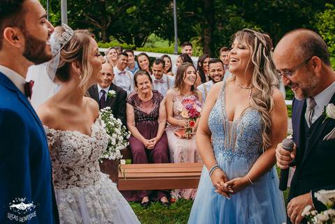 NOIVOS SORRINDO NO CASAMENTO'