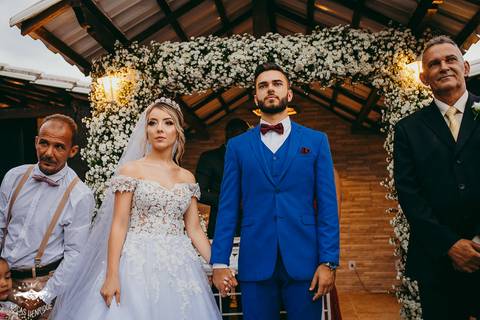 IRMÃ DO NOIVO ENTRA CANTANDO NO CASAMENTO'