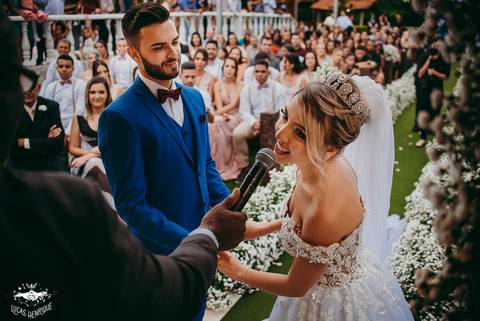 NOIVA DIZENDO SIM PARA O NOIVO'