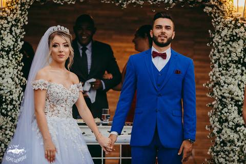 IRMÃ DO NOIVO ENTRA CANTANDO NO CASAMENTO'