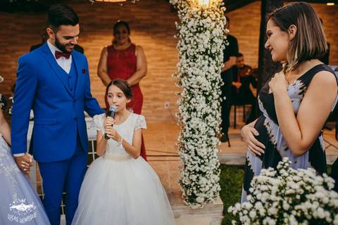 IRMÃ DO NOIVO ENTRA CANTANDO NO CASAMENTO'