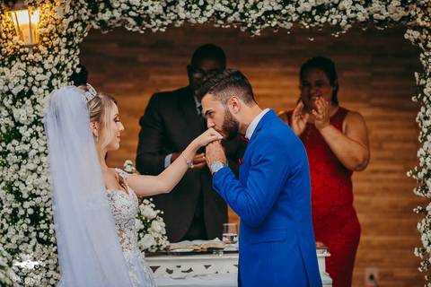 NOIVOS COLOCANDO AS ALIANÇAS'