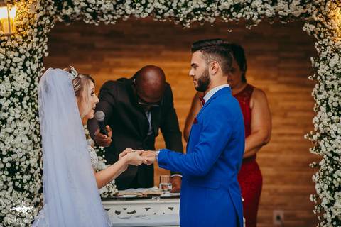 NOIVOS COLOCANDO AS ALIANÇAS'