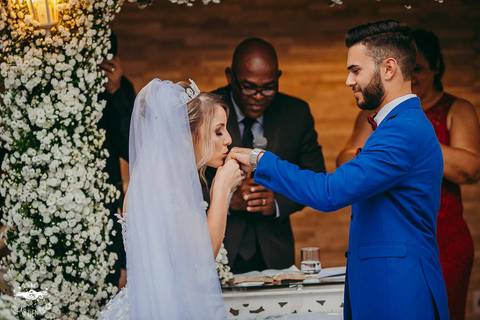 NOIVOS COLOCANDO AS ALIANÇAS'