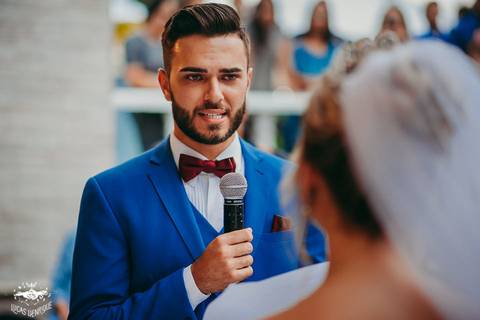 NOIVO LENDO OS VOTOS PARA NOIVA'