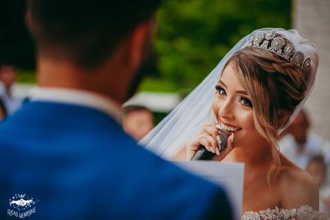 NOIVA LENDO OS VOTOS PARA NOIVO'