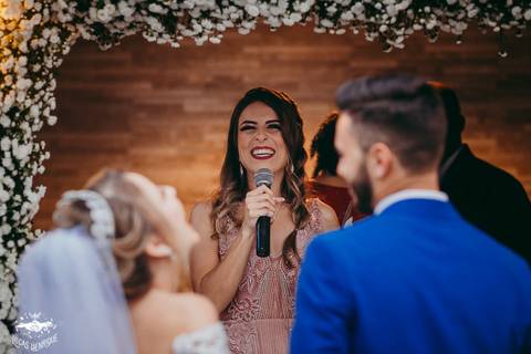 MADRINHA LENDO VOTOS PARA O CASAL'