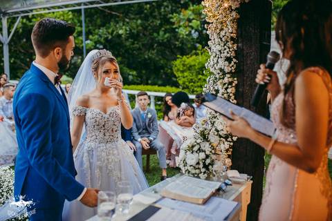 CASAL EMOCIONADO COM AS PALAVRAS DA MADRINHA NO CASAMENTO'