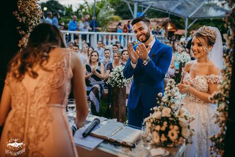 CASAL EMOCIONADO COM AS PALAVRAS DA MADRINHA NO CASAMENTO'