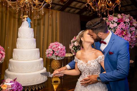 FOTOS DOS NOIVOS NA MESA DO BOLO'