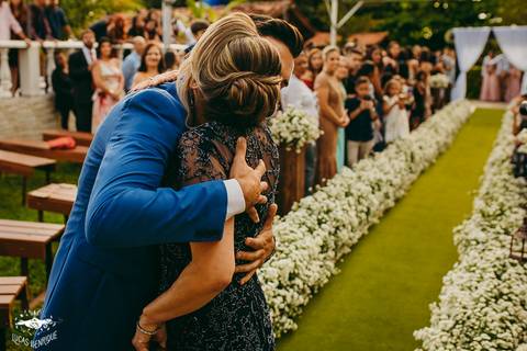 FOTOS DO NOIVO ABRAÇANDO A MAE NA ENTRADA DO CASAMENTO'