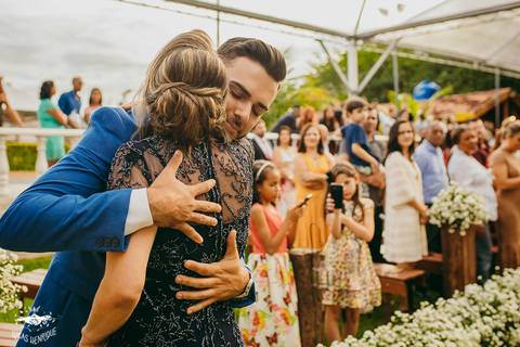 FOTOS DO NOIVO EMOCIONADO ABRAÇANDO A MAE NA ENTRADA DO CASAMENTO'