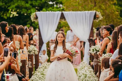 ENTRADA DA FLORISTA NO CASAMENTO'