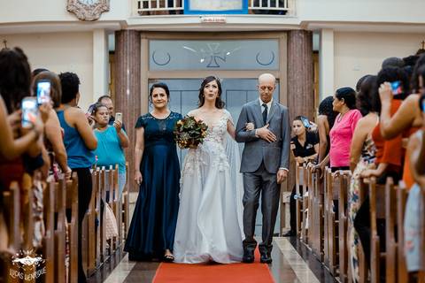 fotos entrada emocionante da noiva na igreja matriz de ibirité'