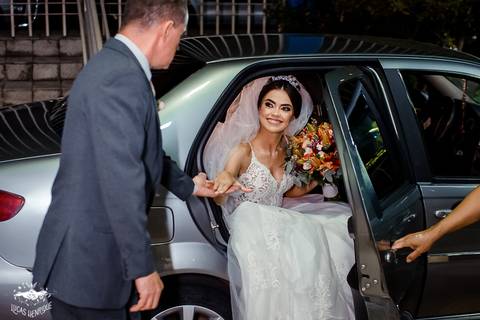 FOTOS DA NOIVA SAINDO DO CARRO NA MATRIZ DE IBIRITE'