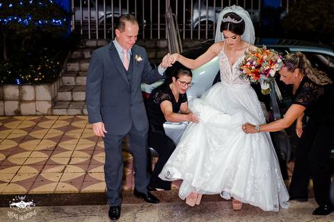 FOTOS DA NOIVA SAINDO DO CARRO NA MATRIZ DE IBIRITE'