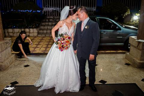 FOTOS DA NOIVA SAINDO DO CARRO NA MATRIZ DE IBIRITE'