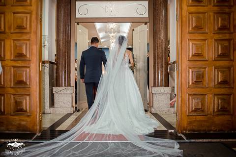 FOTOS DA NOIVA SAINDO DO CARRO NA MATRIZ DE IBIRITE'