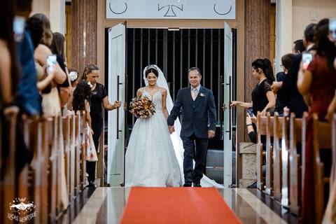 FOTOS DA ENTRADA DA NOIVA  NA MATRIZ DE IBIRITE'