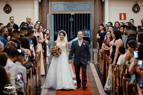 FOTOS DA ENTRADA DA NOIVA  NA MATRIZ DE IBIRITE'