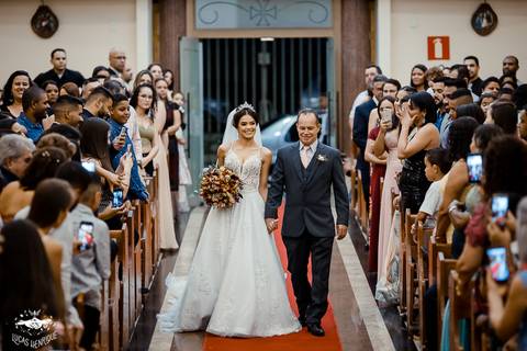 FOTOS DA ENTRADA DA NOIVA  NA MATRIZ DE IBIRITE'