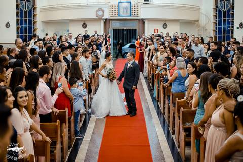 FOTOS DA ENTRADA DA NOIVA  NA MATRIZ DE IBIRITE'