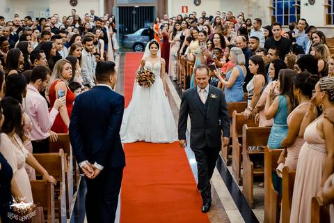 FOTOS DA ENTRADA DA NOIVA  NA MATRIZ DE IBIRITE'