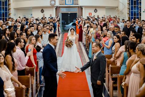 FOTOS DA ENTRADA DA NOIVA  NA MATRIZ DE IBIRITE'