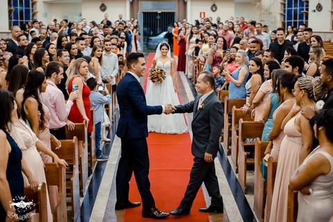 FOTOS DA ENTRADA DA NOIVA  NA MATRIZ DE IBIRITE'