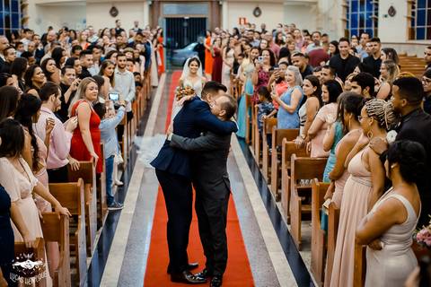 FOTOS DA ENTRADA DA NOIVA  NA MATRIZ DE IBIRITE'