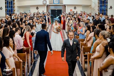 FOTOS DO NOIVO RECEBENDO A NOIVA  NA MATRIZ DE IBIRITE'