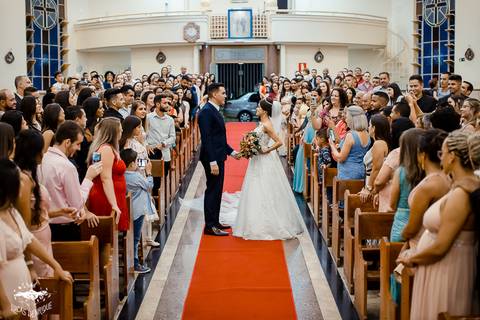 FOTOS DO NOIVO RECEBENDO A NOIVA  NA MATRIZ DE IBIRITE'