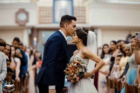 FOTOS DO NOIVO RECEBENDO A NOIVA  NA MATRIZ DE IBIRITE'