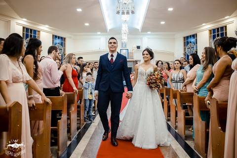 FOTOS DO NOIVO RECEBENDO A NOIVA  NA MATRIZ DE IBIRITE'