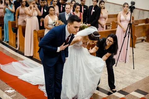 FOTOS DO NOIVO RECEBENDO A NOIVA  NA MATRIZ DE IBIRITE'