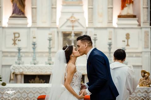 FOTO DOS NOIVO NO ALTAR DA IGREJA MATRIZ EM IBIRITE'