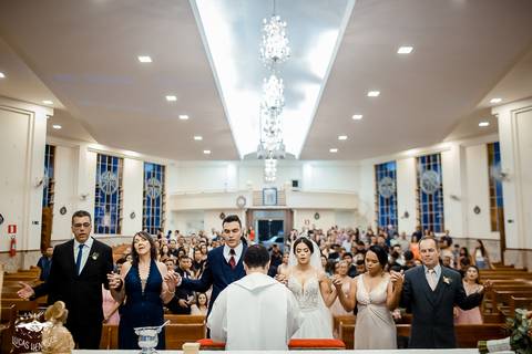 FOTO DOS NOIVO NO ALTAR DA IGREJA MATRIZ EM IBIRITE'
