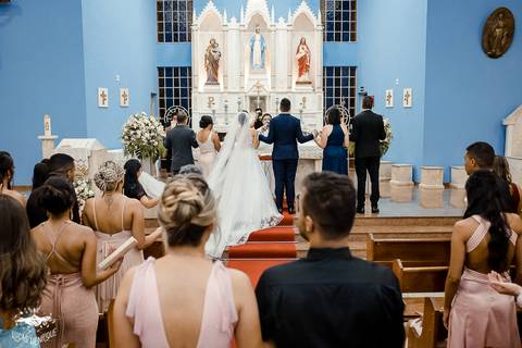 FOTO DOS NOIVO NO ALTAR DA IGREJA MATRIZ EM IBIRITE'