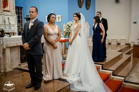 FOTO DOS NOIVO NO ALTAR DA IGREJA MATRIZ EM IBIRITE'