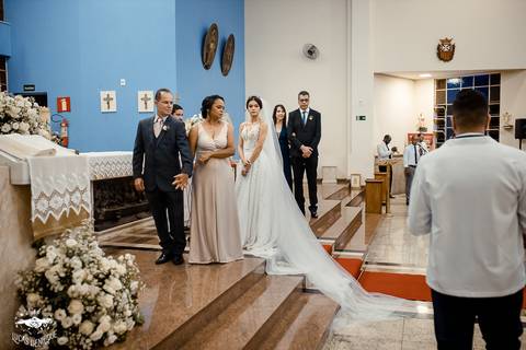 FOTO DOS NOIVO NO ALTAR DA IGREJA MATRIZ EM IBIRITE'