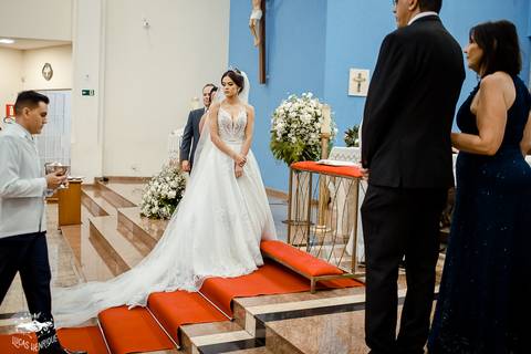 FOTO DOS NOIVO NO ALTAR DA IGREJA MATRIZ EM IBIRITE'