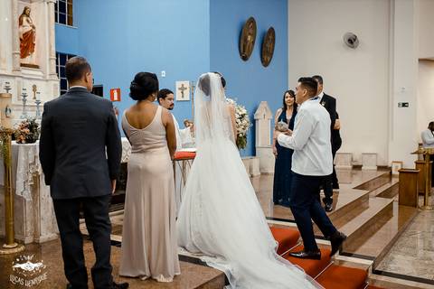 FOTO DOS NOIVO NO ALTAR DA IGREJA MATRIZ EM IBIRITE'