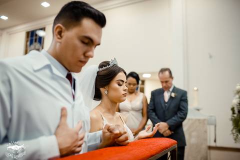 FOTO DOS NOIVO NO ALTAR DA IGREJA MATRIZ EM IBIRITE'