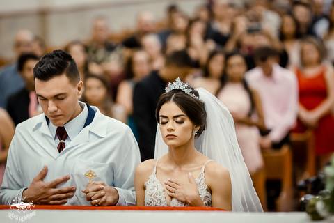 FOTO DOS NOIVO NO ALTAR DA IGREJA MATRIZ EM IBIRITE'