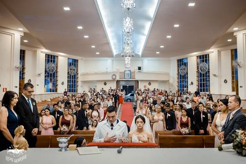 FOTO DOS NOIVO NO ALTAR DA IGREJA MATRIZ EM IBIRITE'