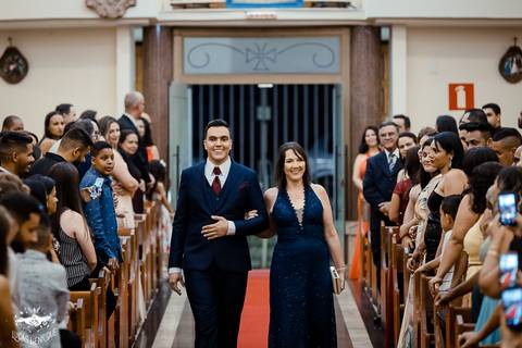 FOTOS DA ENTRADA NO NOIVO NA IGREJA MATRIZ DE IBIRITE'