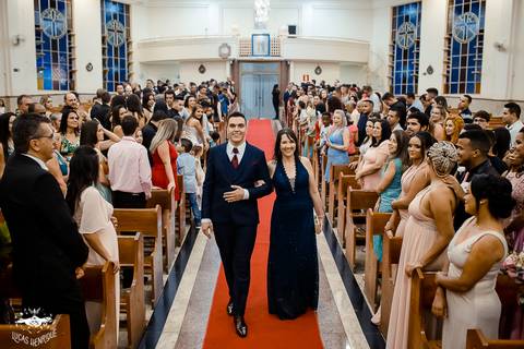 FOTOS DA ENTRADA NO NOIVO NA IGREJA MATRIZ DE IBIRITE'