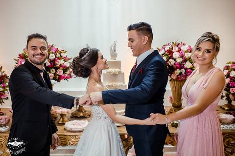 FOTO DOS NOIVOS COM PADRINHOS NO BUEFFET DA FABRICA NO BARREIRO'