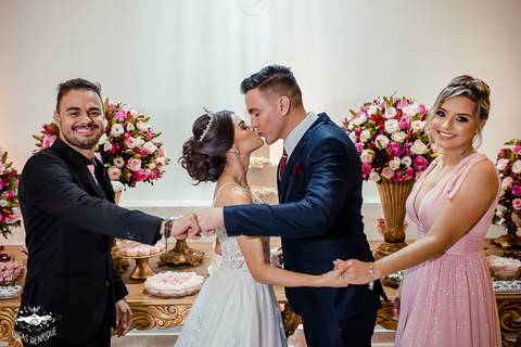 FOTO DOS NOIVOS COM PADRINHOS NO BUEFFET DA FABRICA NO BARREIRO'